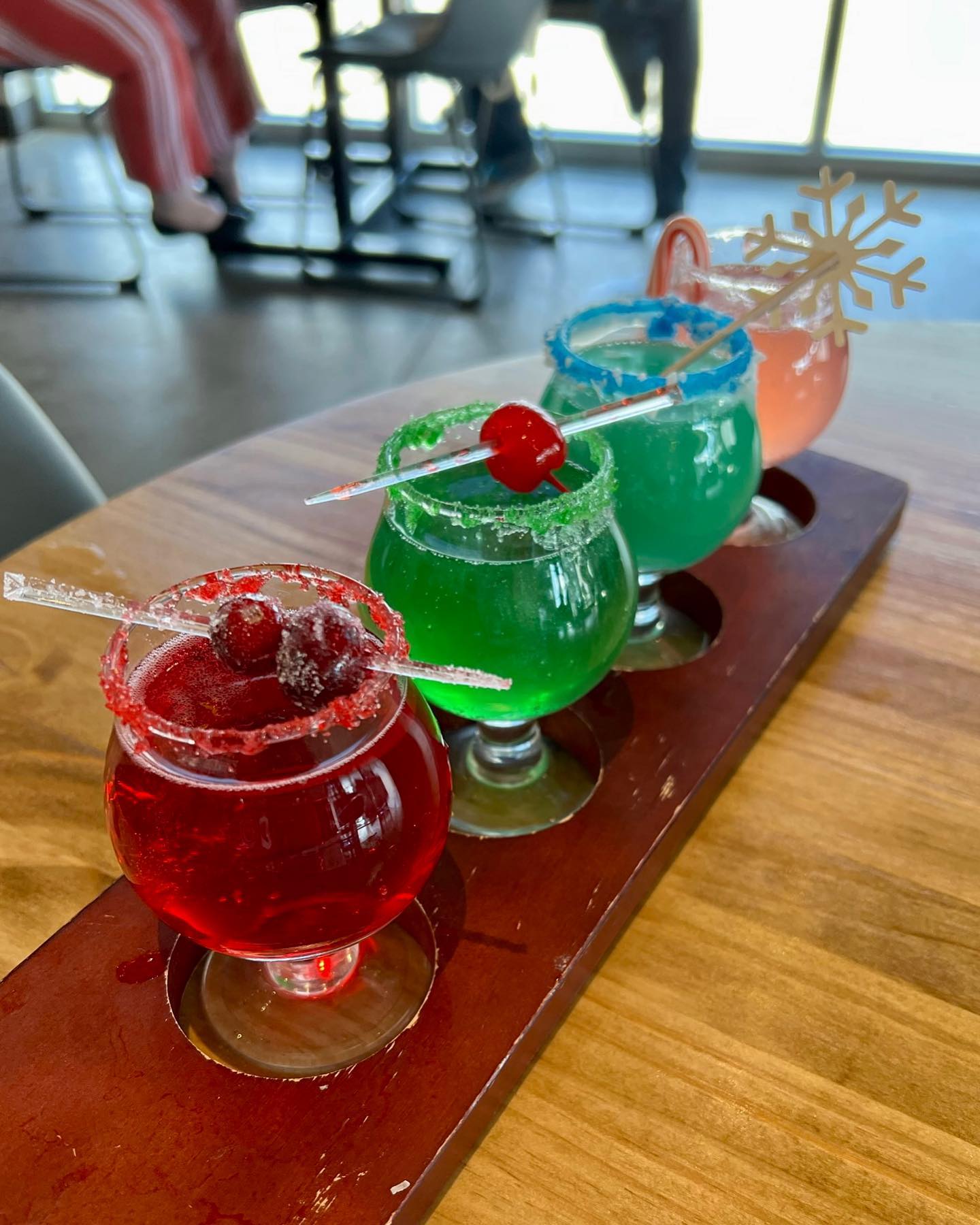 We’re loving the holiday mimosa flights at @saucyfocaccia! Flavors are cranberry, candycane, green apple and pinacolada 🎄