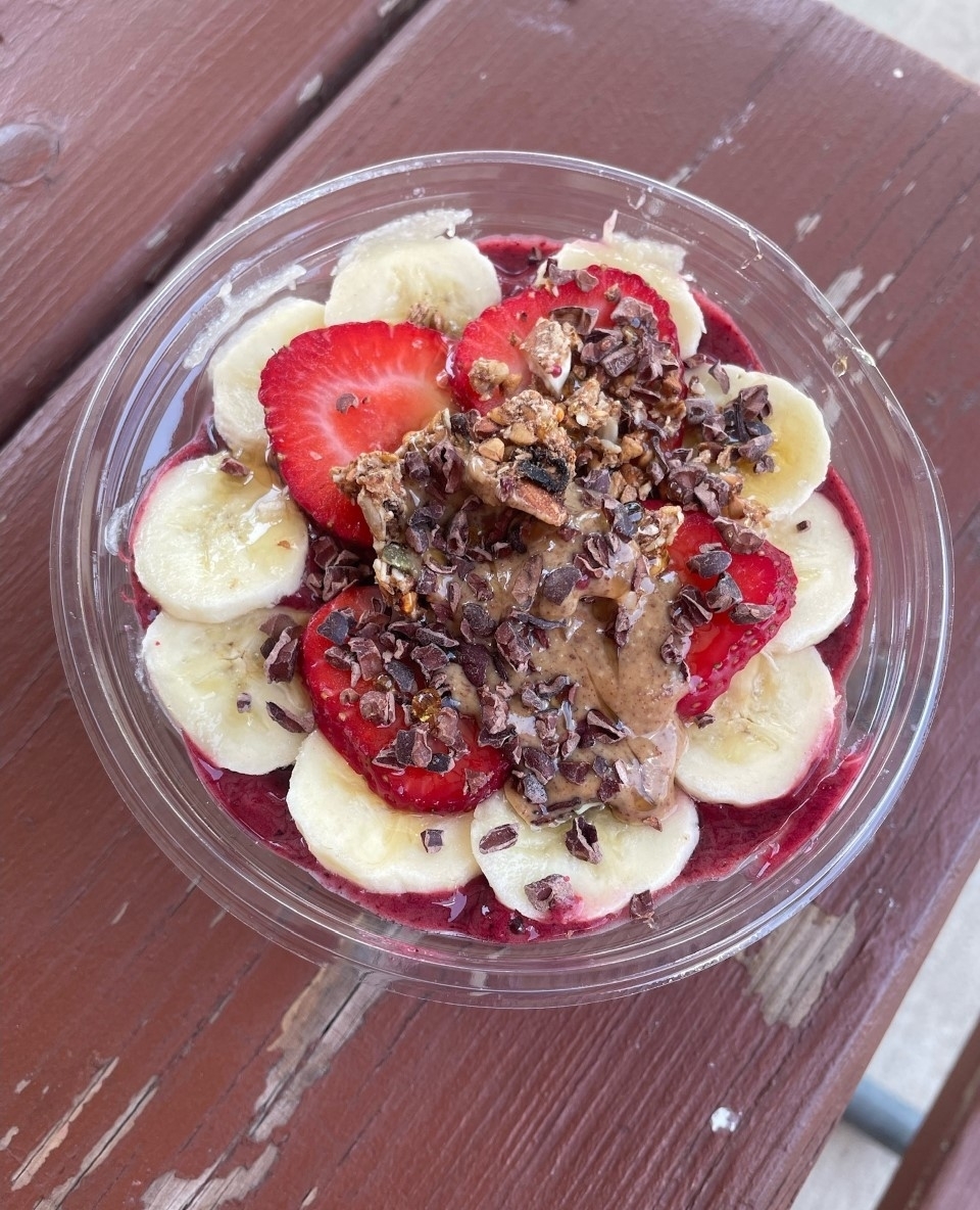 The perfect way to start off the day is with an açaí bowl from @rawliciouscr 🍓