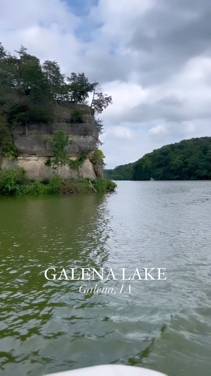 As part of your stay at @eagleridgeresort you can rent a boat to tour Lake Galena 🤩 #illinois #lakegalena