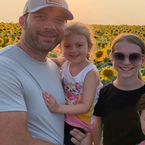 Fab Dad: Travis Hempstead 💙Father-of-three Travis Hempstead is the owner of Iowa-based 11:11 Event Co., a design and decor rental company for weddings and events. Hempstead has also been a DJ in the wedding industry for 12 years. In honor of Father’s Day, learn more about this Fab Dad at FabulousIowa.com.