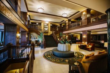 hotel julien dubuque lobby